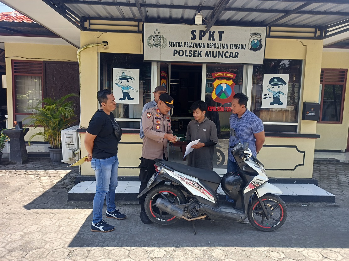 Polisi di Muncar menyerahkan sepeda motor yang sempat hilang ke pemilik Ahmad Afandi.