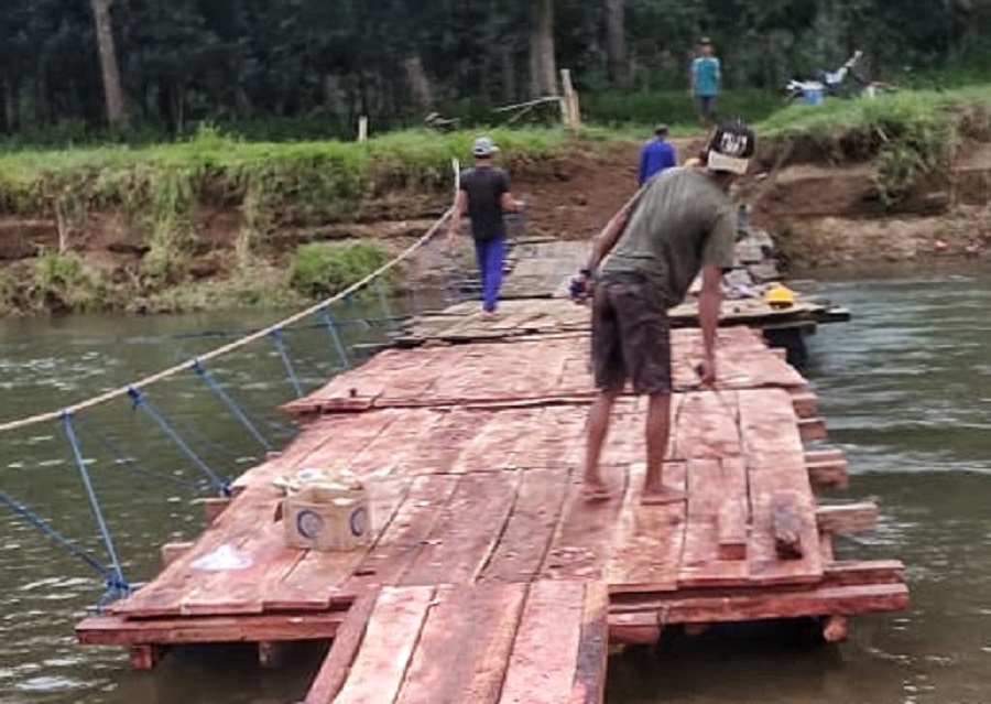 Warga memasang sirap untuk jembatan rakit di Sungai Sukamade, Dusun Sukamade, Desa Sarongan, Kecamatan Pesanggaran.