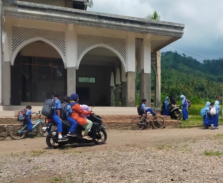 Wali murid menjemput anaknya di MI Babur Rohmah Desa Kalibaru Manis, Kecamatan Kalibaru.