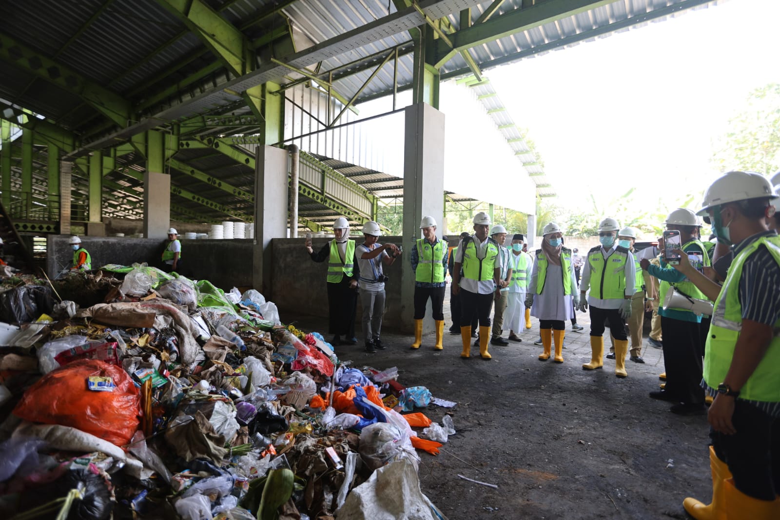 Bupati Banyuwangi Ipuk Fiestiandani saat mendamping Menko Bidang Pangan Zulkifli Hasan meninjau TPS Balak Songgon pada Februari 2025.