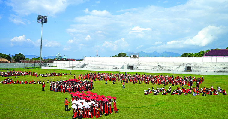Para penari mengikuti latihan gabungan kedua di Stadion Diponegoro pada Sabtu (11/10).