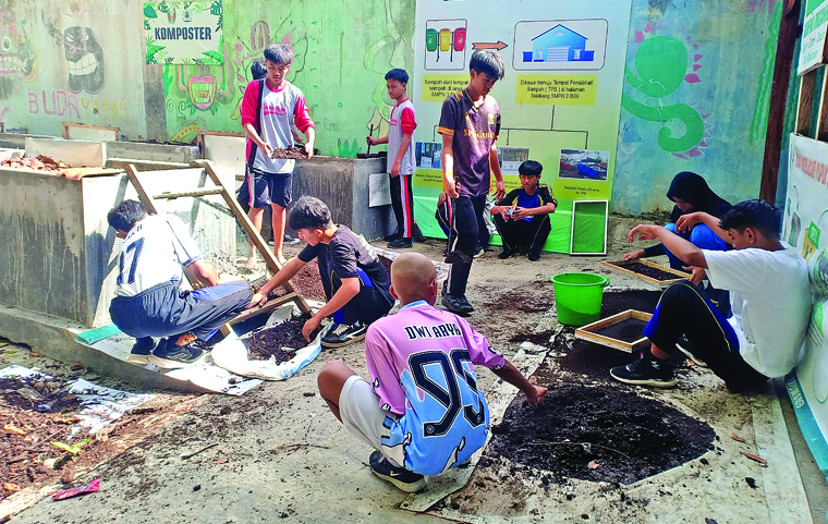 ILUSTRASI: Para siswa SMPN 3 Banyuwangi mengolah sampah menjadi pupuk organik.
