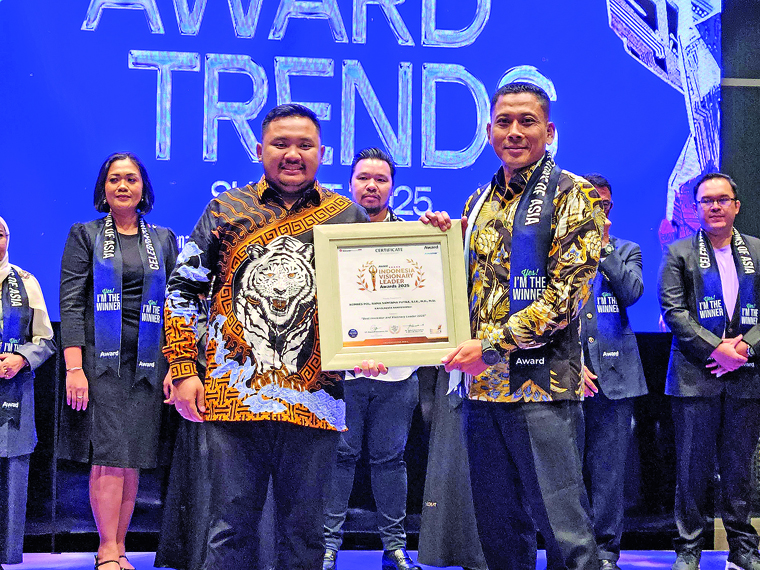 Kapolresta Kombespol Rama Samtama Putra (kanan) menerima penghargaan Best Innovator and Visionary Leader 2025 di malam puncak Inspiring Professional and Leadership Award 2025 di Jakarta, Sabtu (11/10)