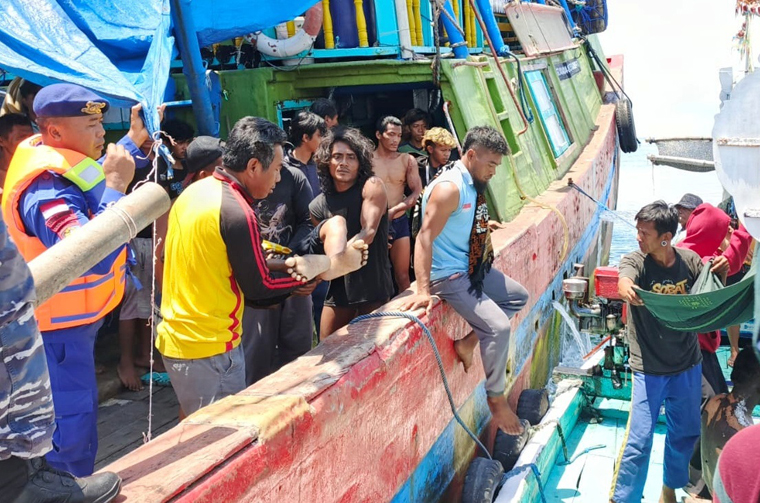 Tim gabungan Pos TNI AL Muncar, Polairud Banyuwangi, Polsek Muncar, bersama nelayan melakukan evakuasi terhadap ABK KM Anugerah Indah 18 yang terbakar, Sabtu (11/10)