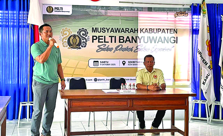 PETAHANA: Bayu Hadiyanto (kiri) kembali terpilih sebagai ketua Pelti Banyuwangi melalui Muskab yang digelar di Kantor KONI pada Sabtu (11/10).