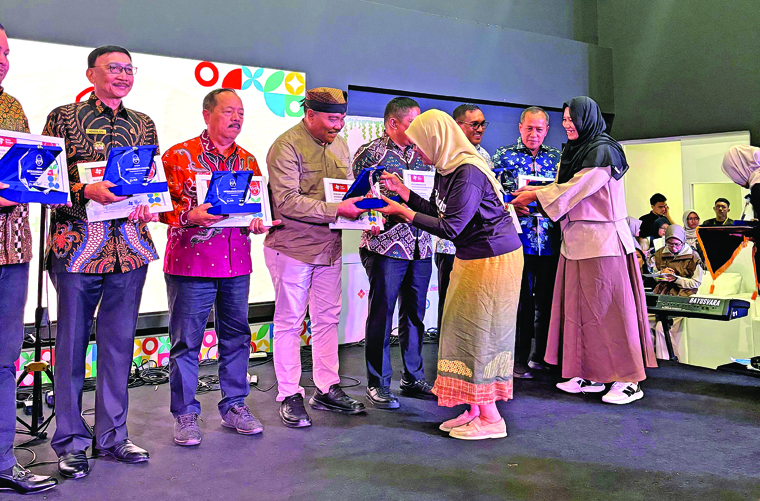 RAIH BPRESTASI: Sekretaris Dispendik Banyuwangi Alfian mewakili Bupati Ipuk Fiestiandani menerima penghargaan pada ajang TPN XXI.