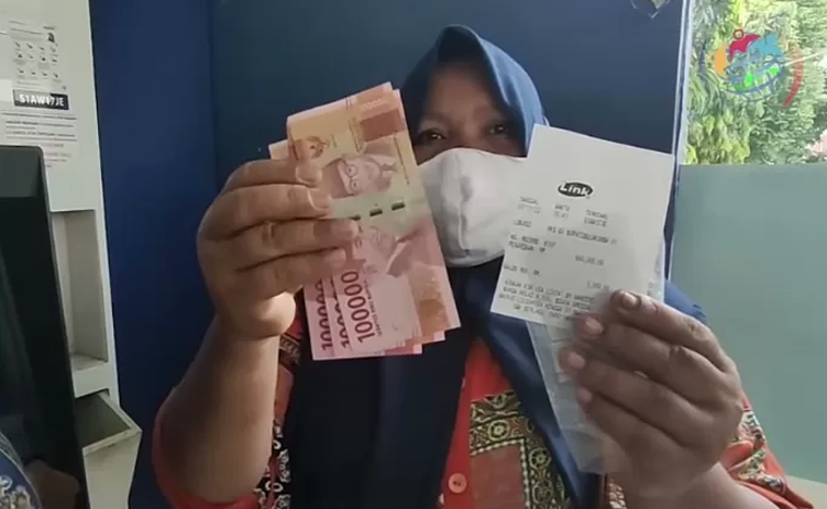 Ilustrasi penyaluran bansos PKH dan BPNT sebagai upaya pemerintah kepada masyarakat.
