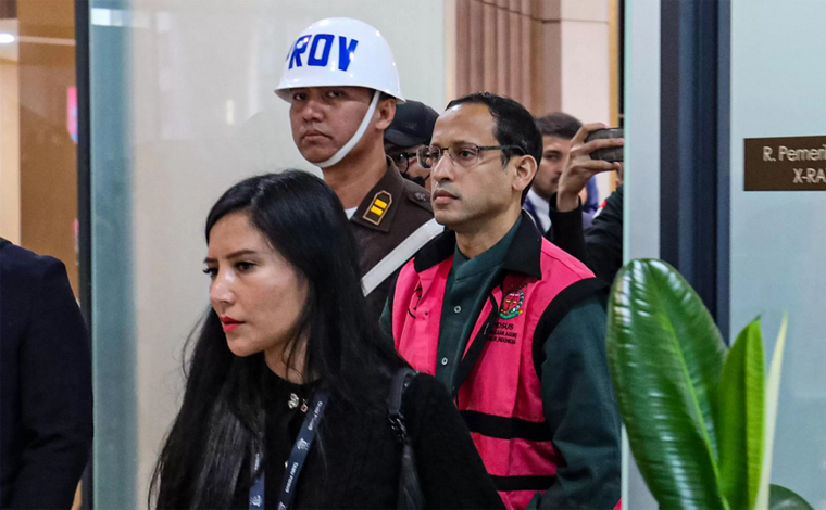 Eks Mendikbud Ristek Nadiem Makarim mengenakan pakaian tahanan usai diperiksa dan ditetapkan sebagai tersangka oleh penyidik Kejaksaan Agung pada Kamis (4/9).