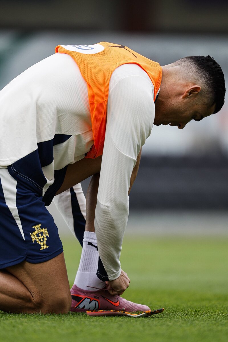 APES: Ronaldo saat berlatih sebelum laga versus Irlandi di kualifikasi Piala Dunia 2026
