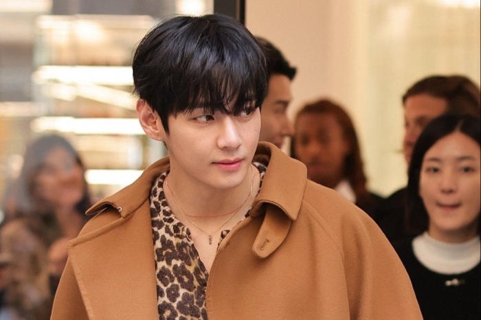 Pesona Kim Taehyung membuktikan bahwa keanggunan sejati tak perlu berlebihan.