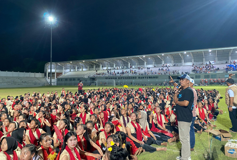 Ketua tim kreatif pergelaran Gandrung Sewu, Suko Prayitno, membrifing para penari ketika mengikuti latihan gabungan yang diikuti 1.300 penari di Stadion Diponegoro, Sabtu (11/10).