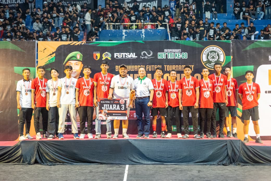 PRESTASI : Tim Futsal SMAN 1 Giri Taruna Bangsa meraih juara 3 dalam turnament Futsal Dandim Cup 2025 pada 5 Oktober 2025 di GOR Tawangalun