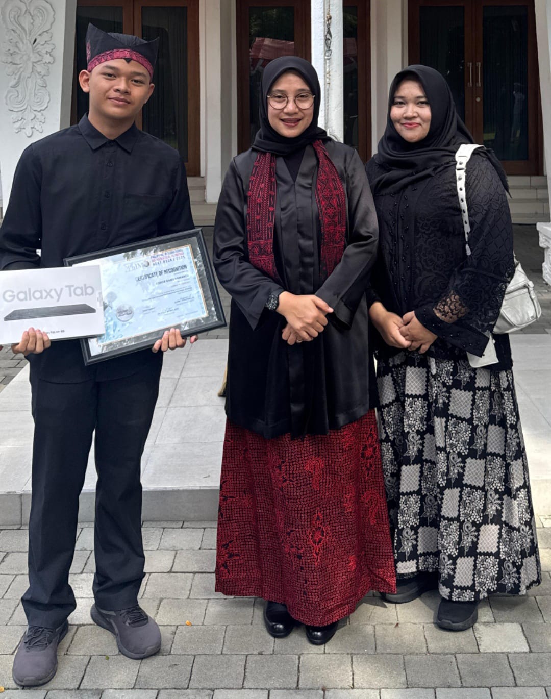 Abror Danu Ramanta didampingi orang tuanya (kanan) usai mendapat apresiasi dari Bupati Banyuwangi Ipuk Fiestiandani karena prestasinya dalam Olimpiade MOTLI beberapa waktu lalu.