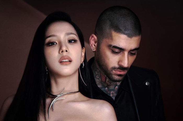 Lagu Eyes Closed debut #1 dan menjadi hits besar di pasar musik Tiongkok.