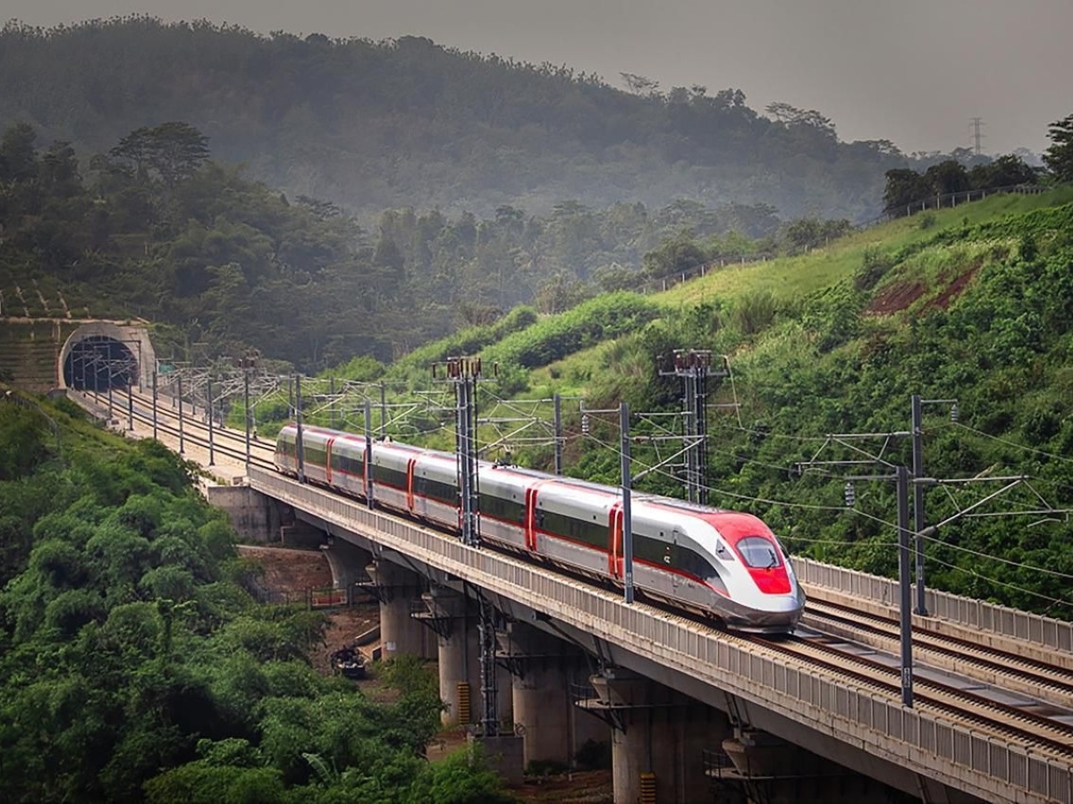 Proyek Kereta Cepat Jakarta-Bandung menghadapi beban utang besar ke China.