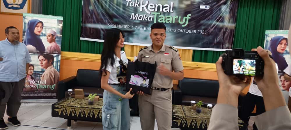 ASIK COY : Ganendra salah satu siswa SMAN 1 Giri Taruna Bangsa mendapatkan merchandist dari tim promosi film Tak Kenal Maka Ta;aruf