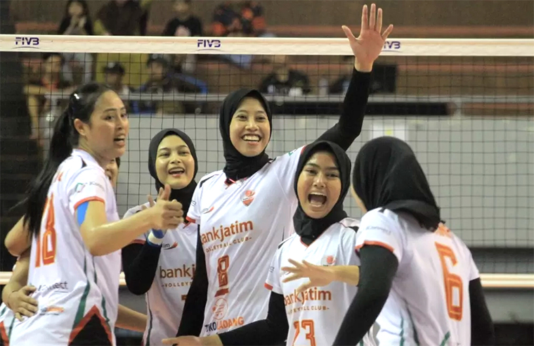 Pemain Bank Jatim, Megawati Hangestri, dikerumuni rekannya di laga vs Petrokimia Gresik, pada laga perdana Final Four Livoli Divisi Utama 2025 Magetan, Jumat 10 Oktober.