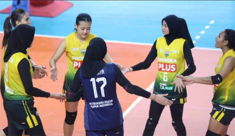Skuad Gresik Petrokimia Pupuk Indonesia merayakan kemenangan atas TNI AU Electric dengan skor 3-0 (25-21, 25-18, 25-10), di GOR Utama Bojonegoro, Senin (22/9/2025) malam WIB.