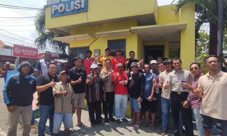 BERDAMAI: Driver online dan sopir angkutan umum usai menjalani mediasi di Pos KP3 Pelabuhan ASDP Ketapang, Sabtu (11/10).