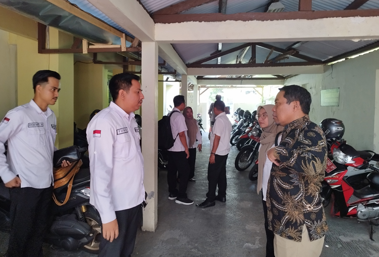BERDISKUSI: Kuasa hukum terdakwa R, Achmad Wahyudi dan Uyun Sadewa, berdiskusi dengan petugas Dinsos-PPKB Banyuwangi dan Bapas Jember usai keluar dari ruang sidang anak di PN Banyuwangi, Senin (13/10)
