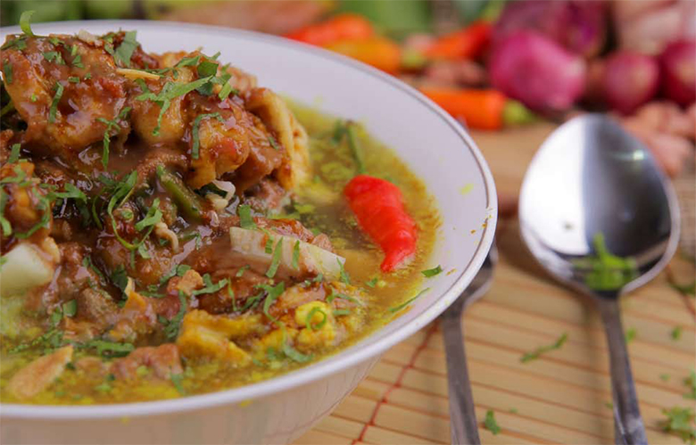 Rujak soto khas Banyuwangi. Nikmati rasa perbaduan rujak dan soto dalam satu mangkok.