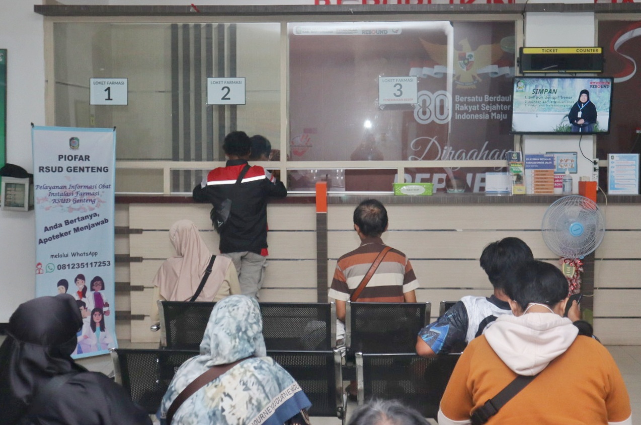 Pasien mengambil obat di Instalasi Farmasi RSUD Genteng, konsultasi obat pasien bisa diakses melalui WA berkat program Piofar.