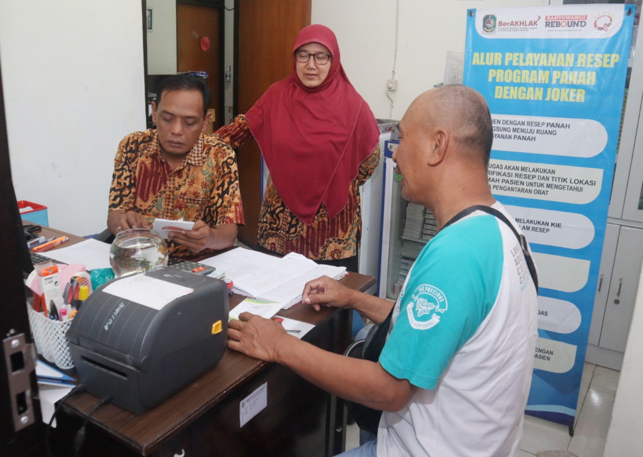 Salah satu pasien yang sudah menebus obat melakukan verifikasi alamat di ruang Program Panah RSUD Genteng.