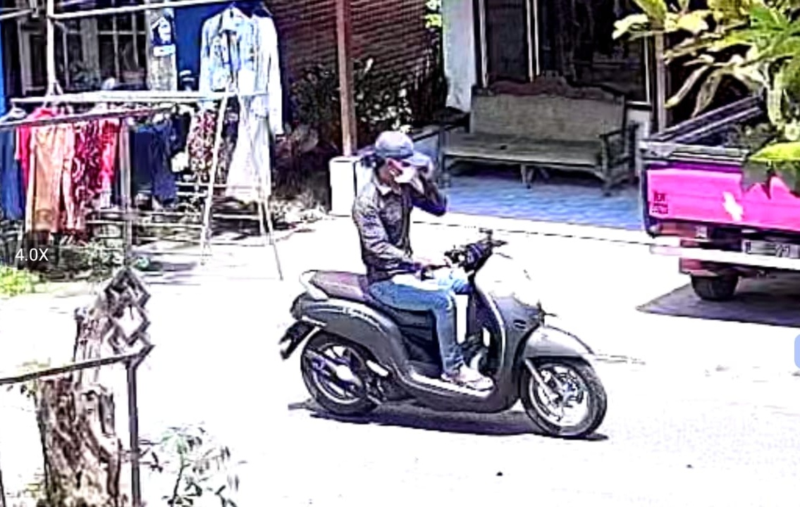 Pemotor yang diduga pelaku pencurian tas berisi uang Rp 9.7 juta  dan kartu BPJS milik Saripah.