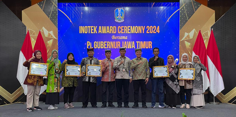 PRESTASI: Plt Kepala Dinkes Banyuwangi Amir Hidayat (lima dari kanan) bersama jajaran Pemkab Banyuwangi usai menerima penghargaan Inotek Award 2024.
