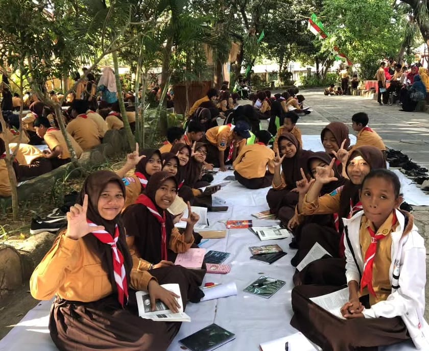 BUDAYA MEMBACA: Para siswa SMPN 3 Banyuwangi melakukan kegiatan membaca bersama menulis karya kreatif, serta menggelar Festival Produk Literasi melalui pogram Rujak Dulit.