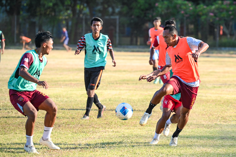 Seleksi pemain Persewangi di bawah besutan coach Francis Reynald Wewengkang menggelar seleksi secara tertutup di lapangan GOR Tawangalun, Selasa (14/10).