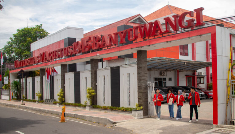 KAMPUS MERAH PUTIH: Mahasiswa berada di kawasan gerbang masuk Kampus Untag di Jalan Adi Sucipto Banyuwangi.