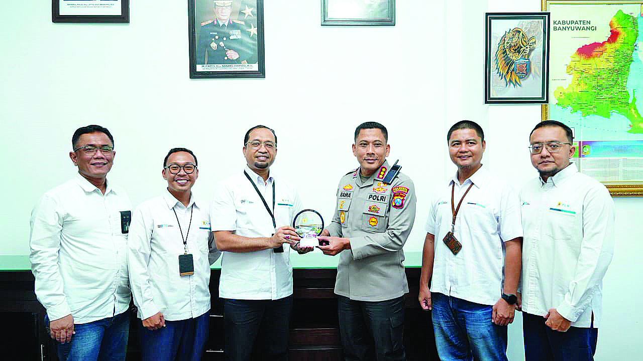 SINERGI: Manager PLN UP3 Banyuwangi Ediwan bersilaturahmi dengan Kapolresta Kombespol Rama Samtama Putra di Mapolresta Banyuwangi pada Senin (13/10).