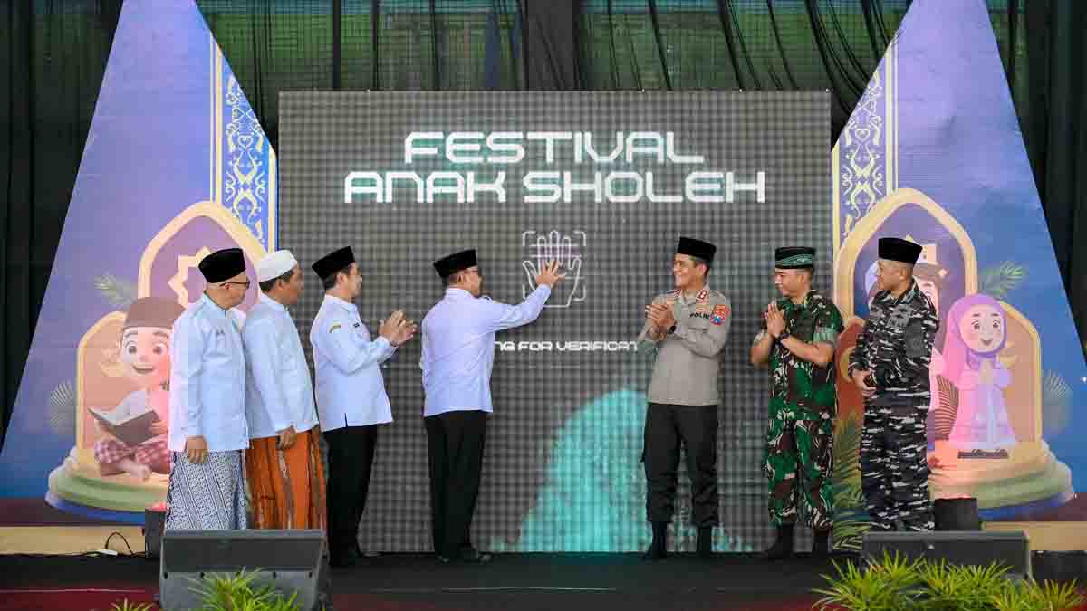 SEMARAK: Wabup Mujiono didampingi Kadispendik Suratno, Wakapolresta, Dandim 0825 Banyuwangi, serta Danlanal membuka Festival Anak Sholeh.