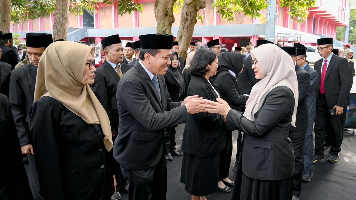 Bupati Ipuk Fiestiandani menyalami Amir Hidayat yang telah dilantik sebagai Kepala Dinas Kesehatan Banyuwangi. Di sampingnya berdiri Siti Asiyah Anggraeni yang dilantik Plt Direktur RSUD Blambangan.