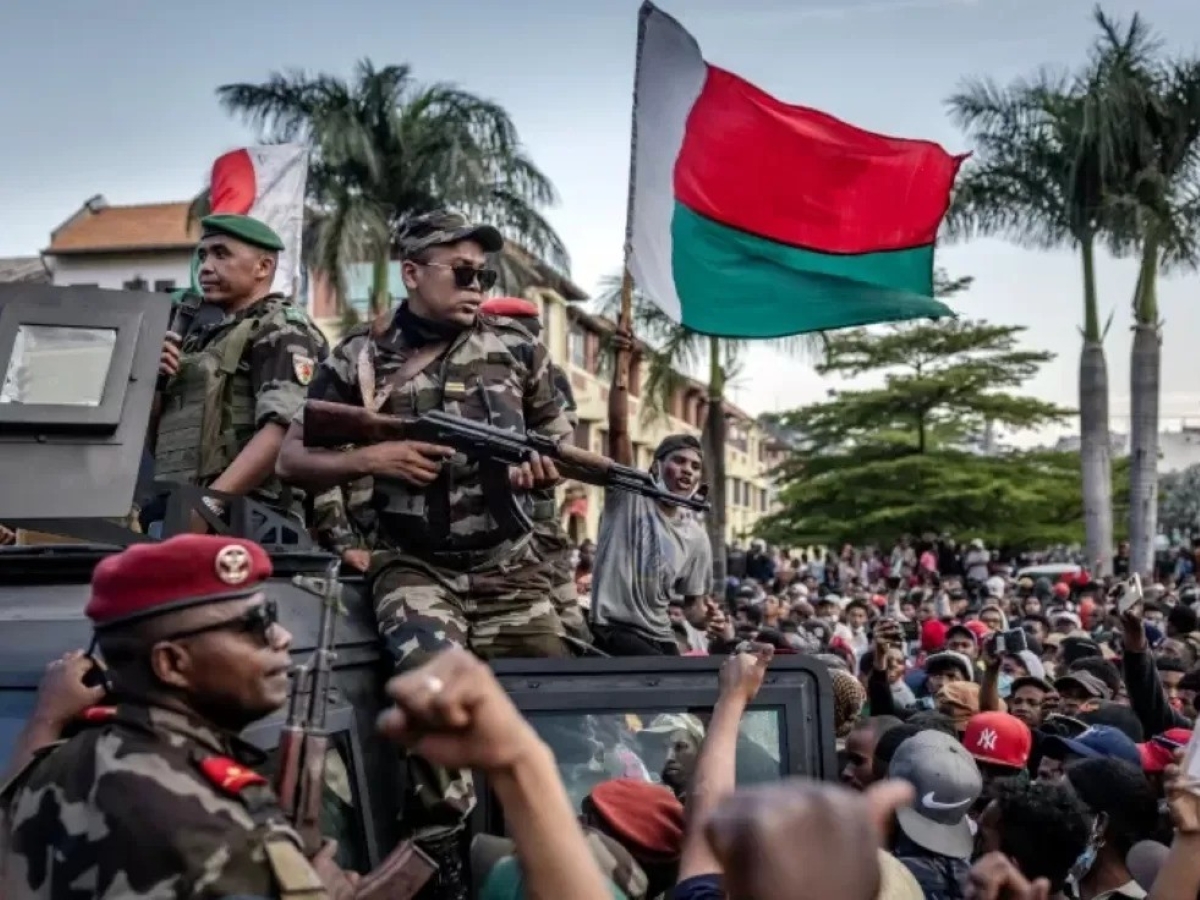 Militer Madagaskar merebut kekuasaan dari Presiden Rajoelina.