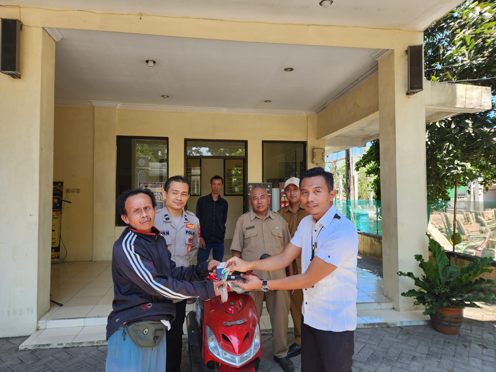Kanit Reskrim Rogojampi Ipda Ocky Prasetyo (kanan) menyerahkan motor yang sempat hilang pada pemiliknya.