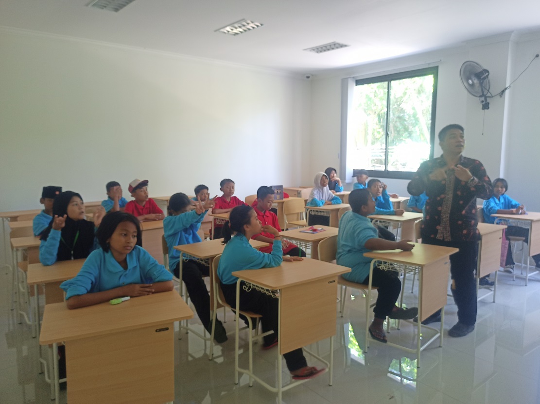 Siswa SRT 46 Muncar jenjang SD mendapatkan pembelajaran dari gurunya.