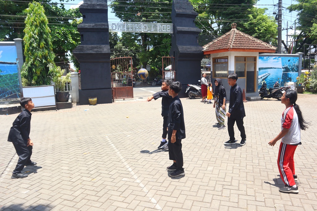 Siswa SDN 1 Genteng  asyik bermain di luar kelas saat fenomena hari tanpa bayangan atau kulminasi utama.