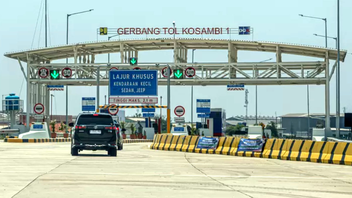 Pengendara mobil melintasi di jalan Tol Kamal-Teluknaga-Rajeg (Kataraja), Tangerang, Senin (13/10/2025)