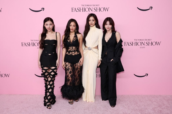 TWICE mencuri perhatian global lewat penampilan mereka di Victoria&rsquo;s Secret Fashion Show 2025.