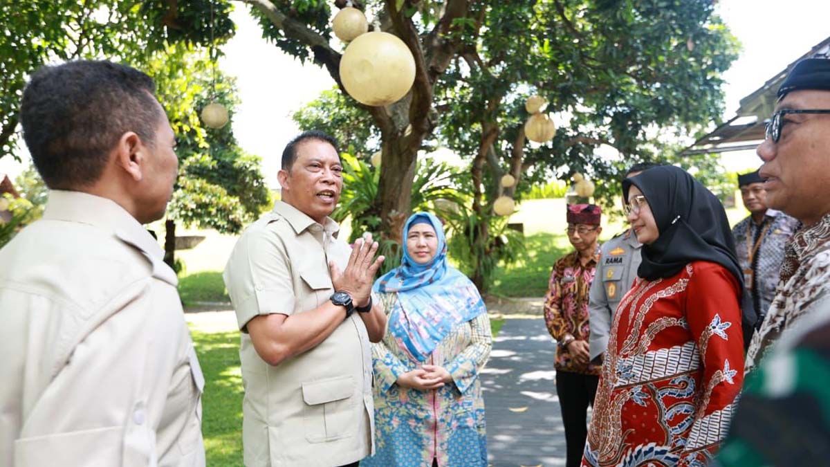 Deputi Bidang Pemantauan dan Pengawasan BGN Dadang Hendra Yudha bertemu Bupati Ipuk Fiestidani, Wabup Mujiono, serta jajaran Forkopimda Banyuwangi di pendapa Sabha Swagata Blambangan, Kamis (16/10).