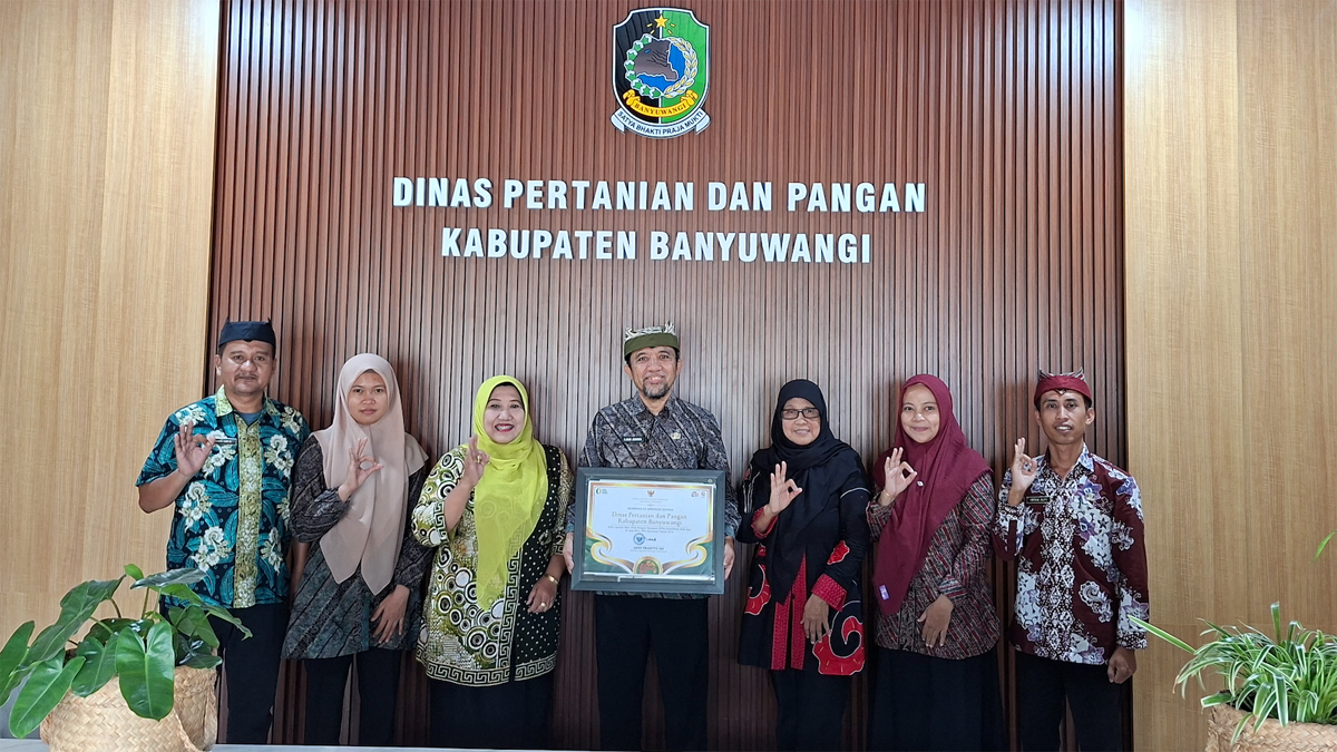 Plt. Kepala Dinas Pertanian dan Pangan Banyuwangi Ilham Juanda (tengah) bersama para Kabid dan staf menunjukkan piagam penghargaan dari Badan Pangan Nasional, Kamis (16/10)