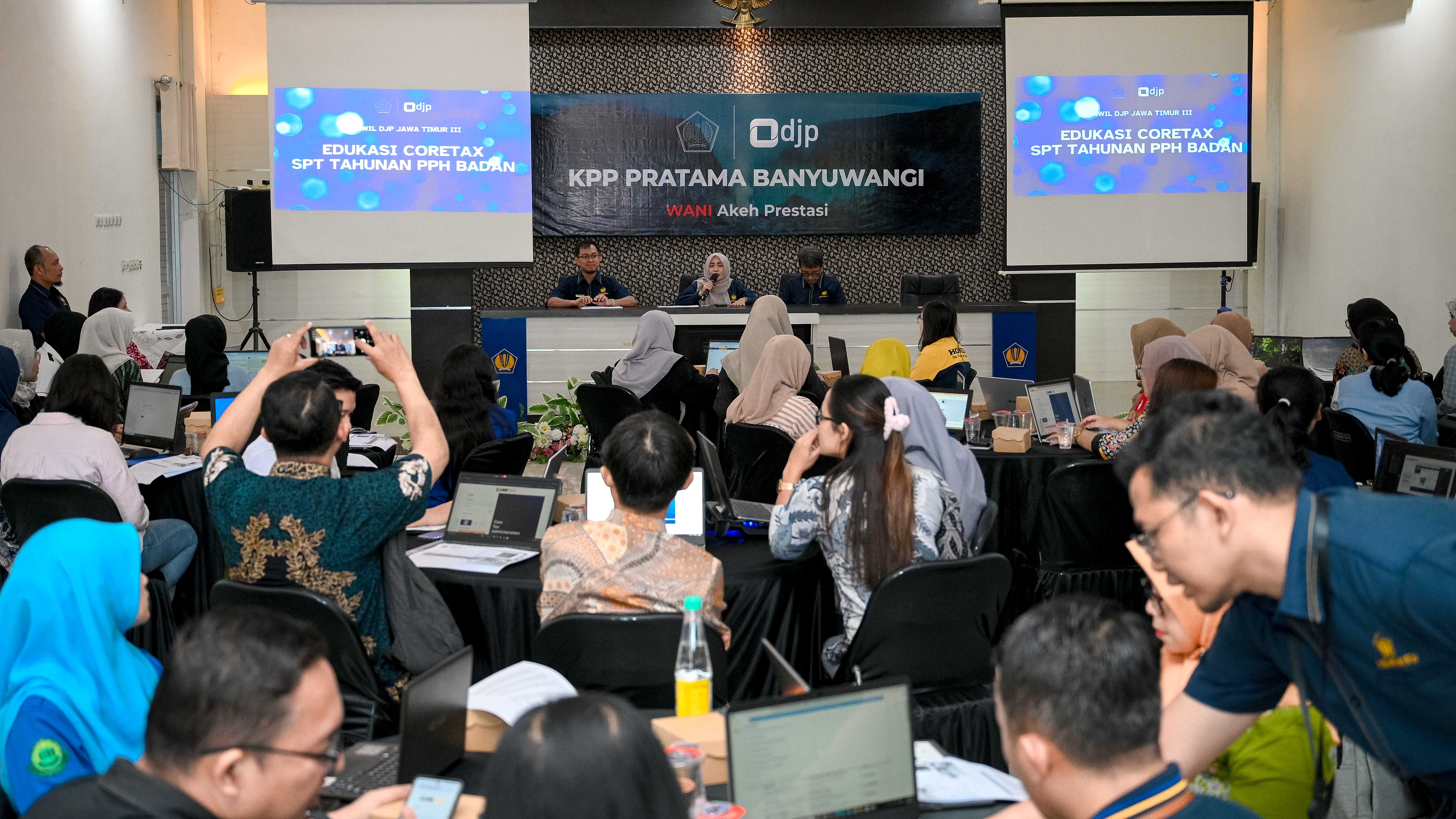 LEBIH MUDAH: Peserta asal sejumlah instansi mengikuti sosialisasi Coretax di KPP Pratama Banyuwangi Rabu (15/10).