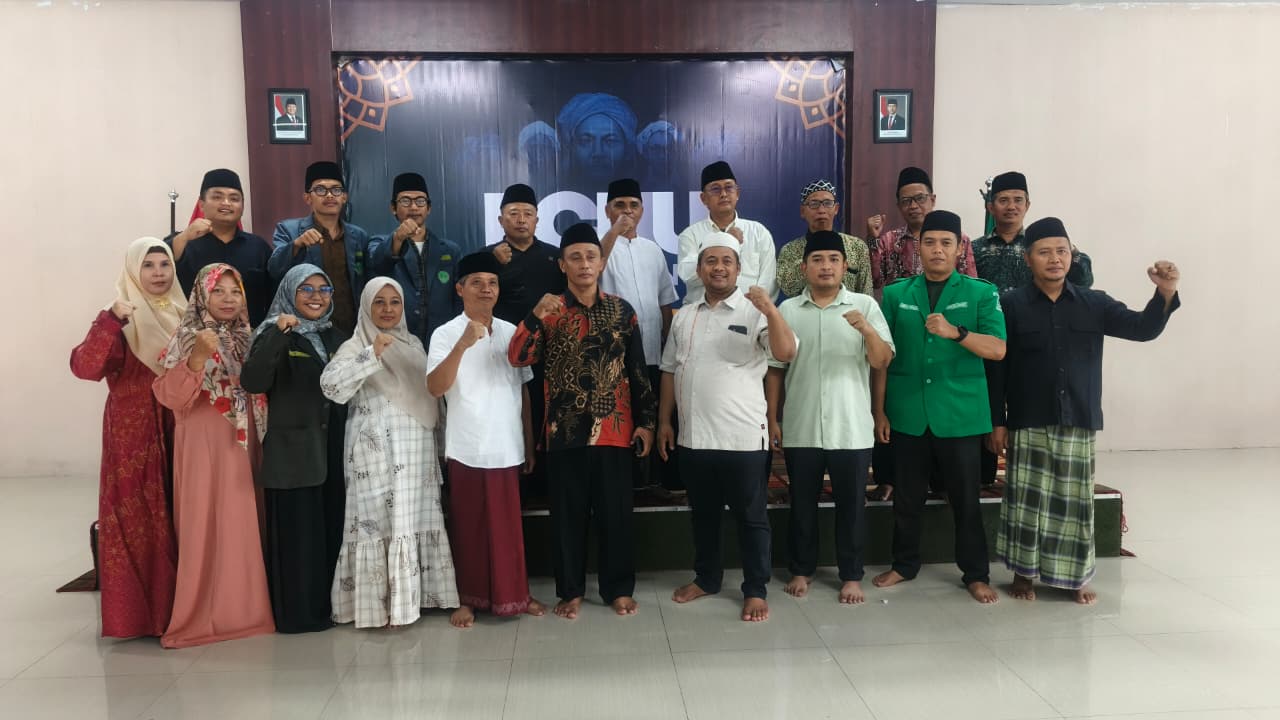 PERNYATAAN SIKAP: Pengurus PCNU Banyuwangi  dan banom membacakan statemen terkait tayangan program di Trans7 yang  dianggap melecehkan  pesantren dan kiai, Rabu (15/10).