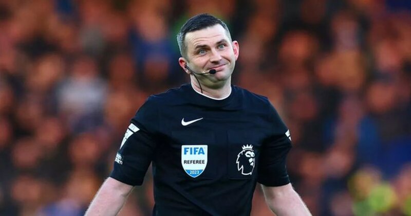 PENUH KONTROVERSI: Michael Oliver pimpin laga Liverpool vs Manchester United