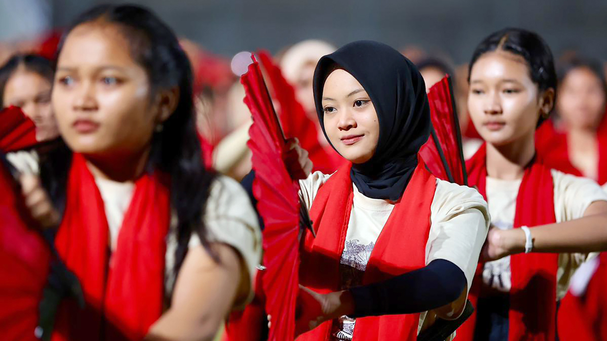 PERSIAPAN: Para talent Gandrung Sewu 2025 berlatih di Stadion Diponegoro pada Sabtu malam lalu (11/10).
