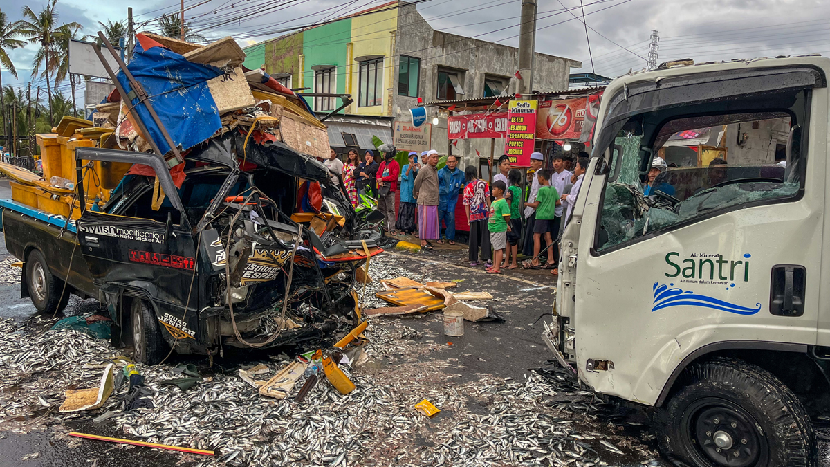 Kondisi pikap yang mengangkut ikan segar dan truk box muatan air mineral rusak parah pasca adu banteng di jalan raya Kapuran, arah utara Pelabuhan ASDP Ketapang, Kamis (16/10).
