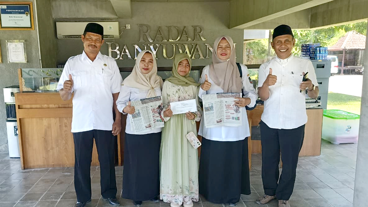 Guru dan Kepala SDN 5 Benculuk mengantarkan Syeira Najwa Aurora ke Grha Pena Banyuwangi untuk mendaftar sebagai peserta guna mengikuti Liga Puisi #4 pada Rabu (15/10).