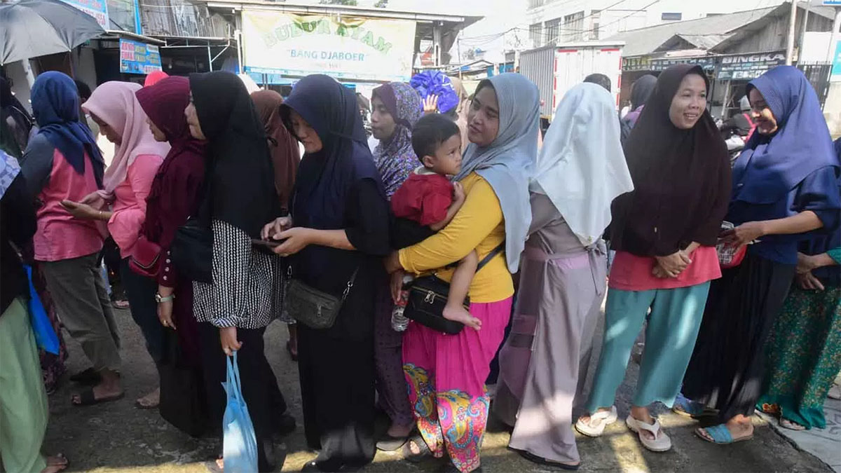 Warga penerima Kartu Jakarta Pintar (KJP) mengantre untuk membeli sembako bersubsidi di mini market Kawasan Duri Kosambi, Jakarta Barat, beberapa waktu lalu.